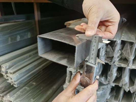 ASTM A479 لوله مربعی از جنس استنلس استیل برس خورده و درخشان 0.6 میلی متری