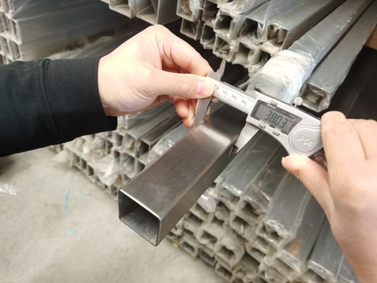 ASTM A479 لوله مربعی از جنس استنلس استیل برس خورده و درخشان 0.6 میلی متری
